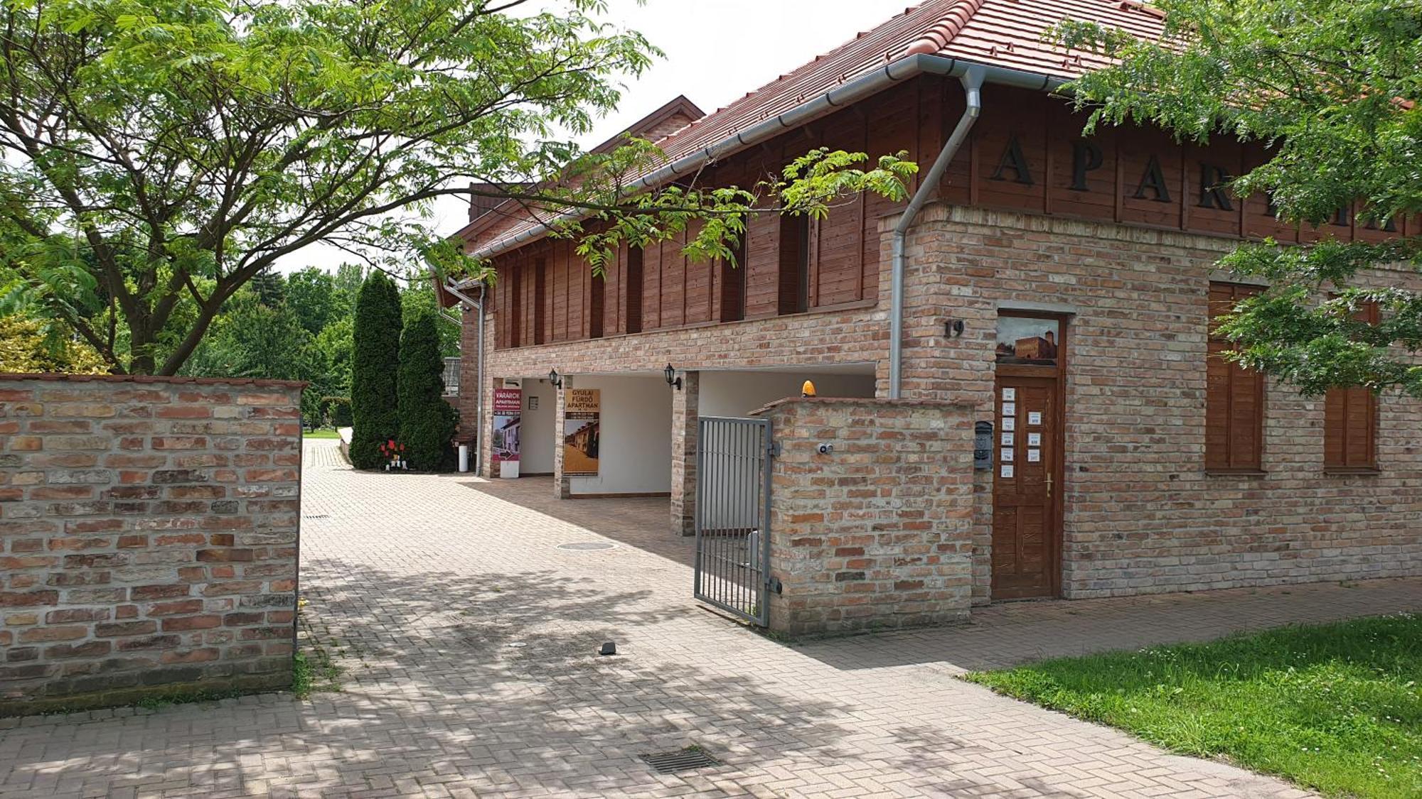 Gyulai Fuerdoe Apartman Exterior photo