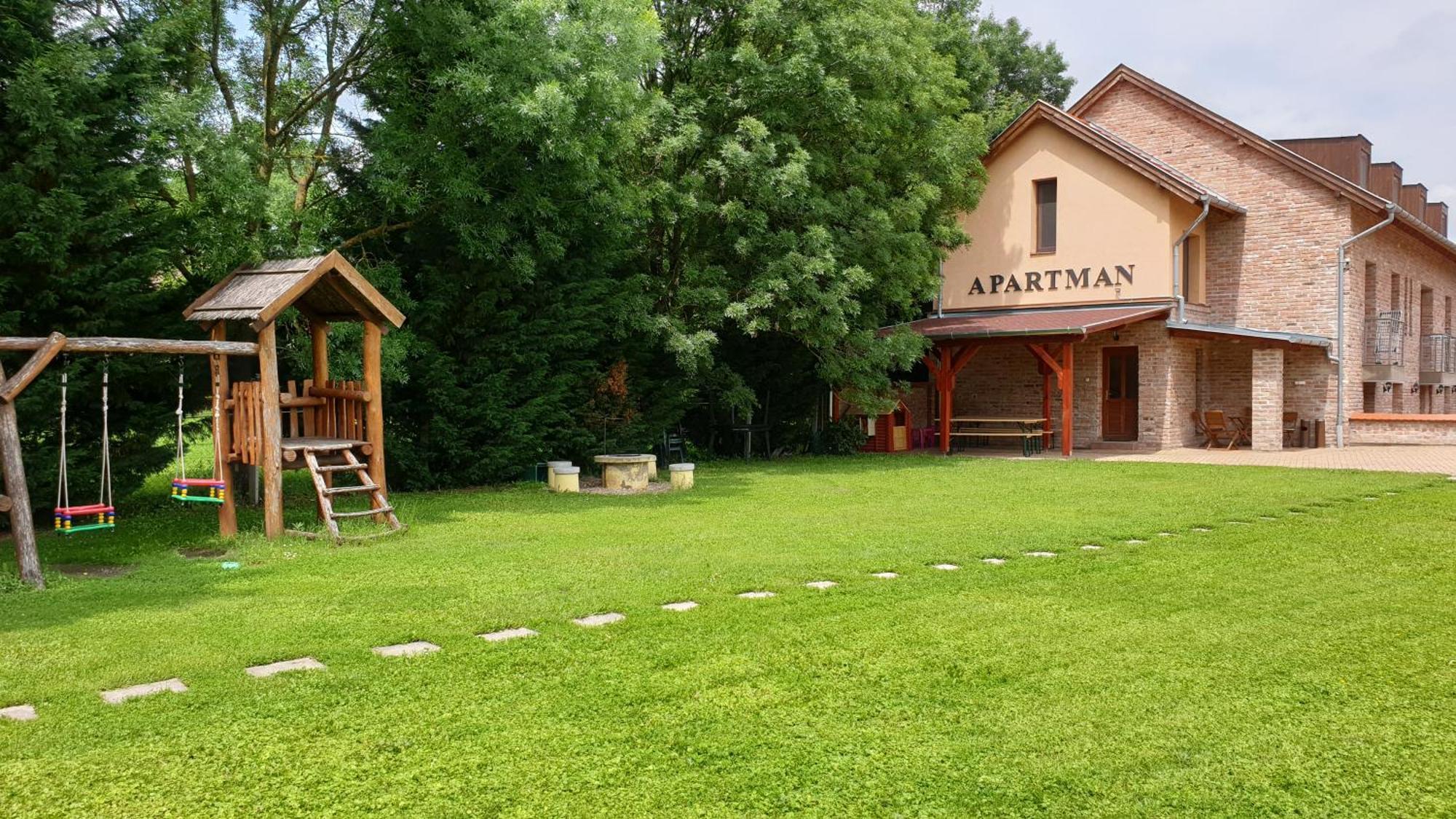 Gyulai Fuerdoe Apartman Exterior photo