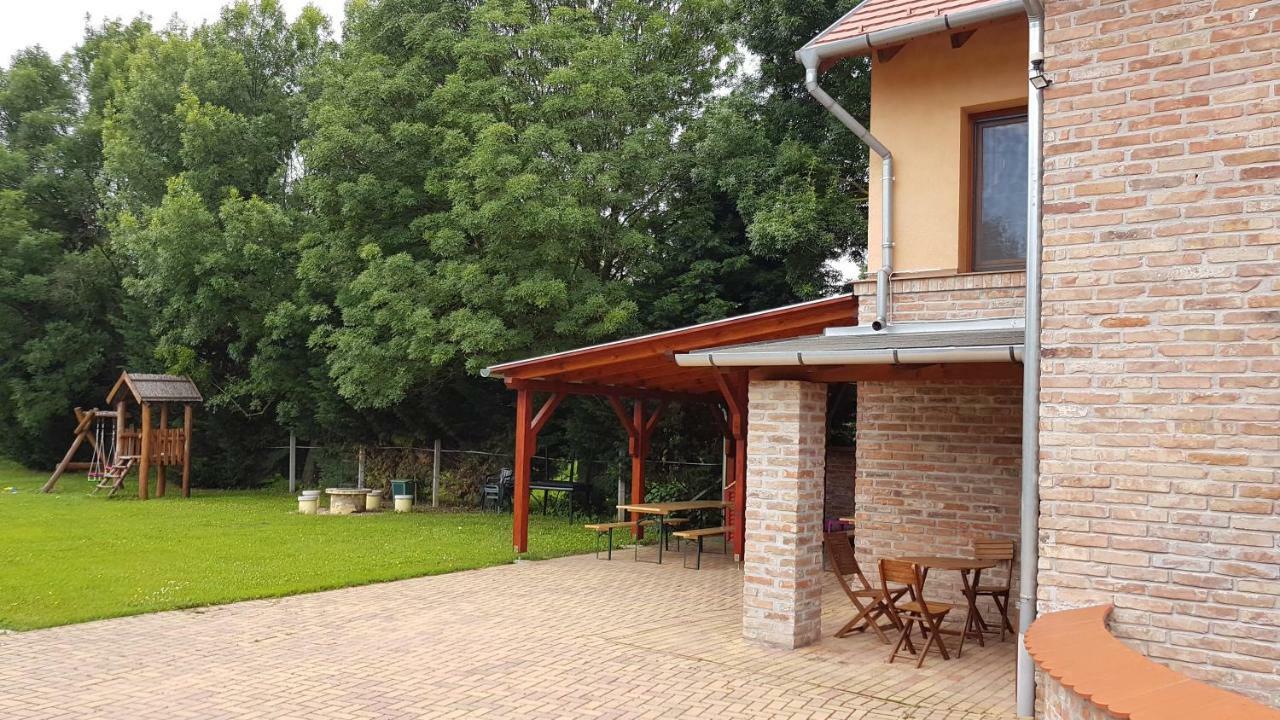 Gyulai Fuerdoe Apartman Exterior photo