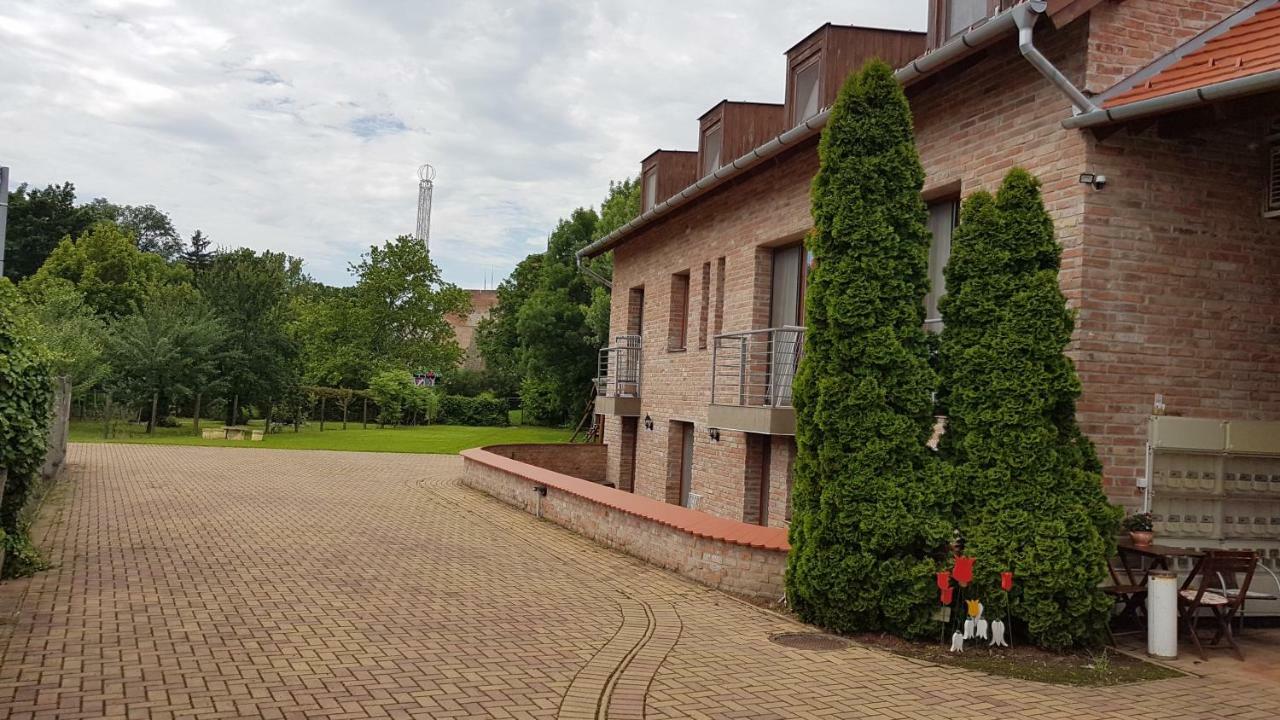 Gyulai Fuerdoe Apartman Exterior photo